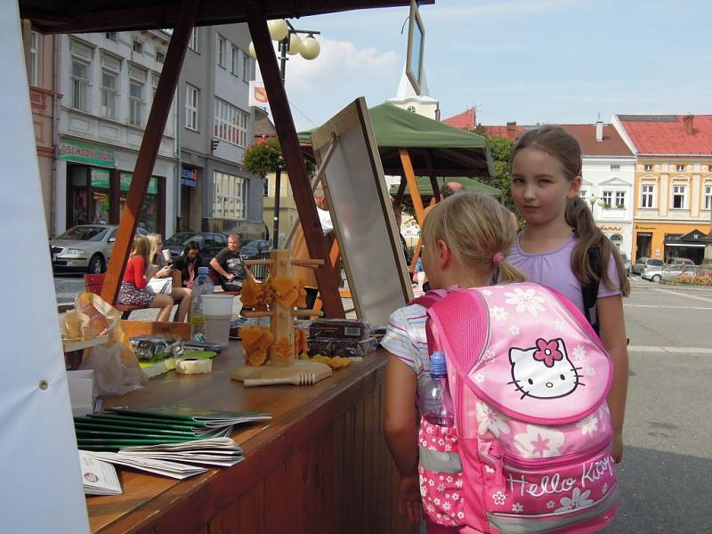 V Meziříčí koštují med. Kromě medu si mohou kolemjdoucí pořídit i další medové výrobky.