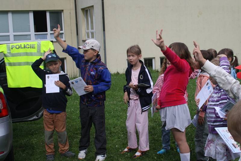 „Jak se správně nasazuje cyklistická helma?“ – „Já vím, já vím!“ Děti byly při policejní přednášce aktivní.