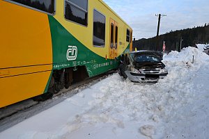 Jedenačtyřicetiletá řidička z Karolinky přehlédla v neděli 20. ledna 2019 blížící se vlak a s vozem Hyundai vjela na železniční přejezd. Souprava auto tlačila několik metrů před sebou.