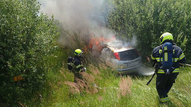 U požáru osobního automobilu v Lešné na Vsetínsku zasahovali v neděli 4. července kolem půl třetí odpoledne profesionální hasiči z Valašského Meziříčí s místními dobrovolnými hasiči.