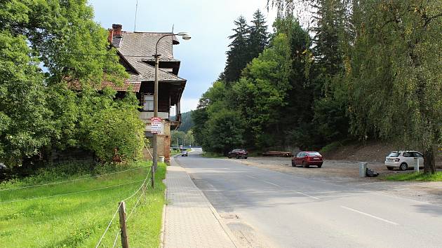 Po starém ubytovacím hostinci Na Vranči v Novém Hrozenkově už nezbyla ani památka. Dělníci stavbu byla zbourali, aby mohla začít příští rok rekonstrukce silnice.