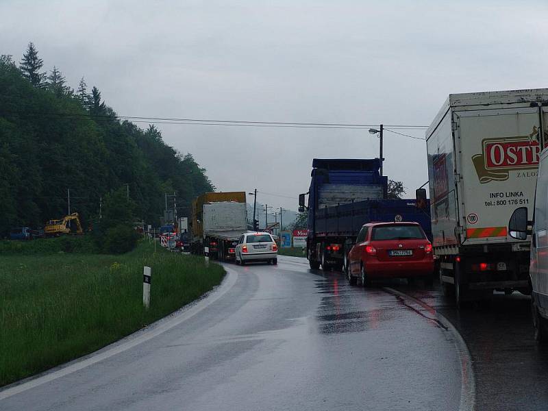 Na Bystřičce čekají v koloně řididiči i čtyřicet minut. Opravuje se tam totiž silnice. Opravy probíhají i ve Valašském Meziříčí.