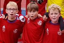 13letý fotbalista Petr Čech (uprostřed).