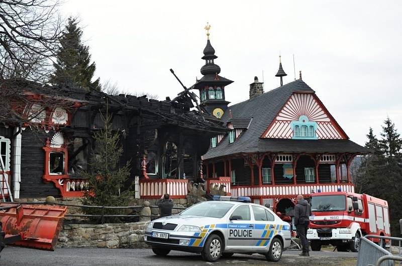 Hasiči dohašují rozsáhlý požár, který vážně poničil historickou budovy Libušína na Pustevnách postavenou podle architekta Dušana Jurkoviče; Pustevny, Prostřední Bečva, pondělí 3. března 2014.