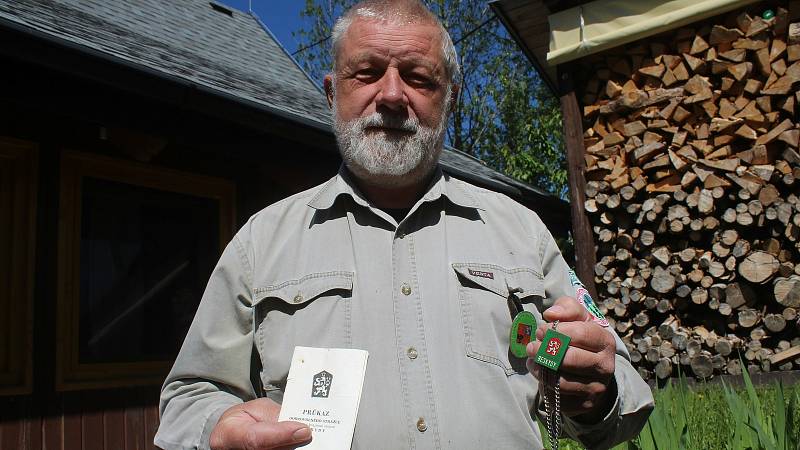 Jaromír Navrátil je dobrovolným strážcem CHKO Beskydy. Pulčínské skály mu učarovaly už v dětství. Je i okolí chrání už přes čtyřicet let. Na snímku staré (v rukou) i nové označení Stráže přírody.