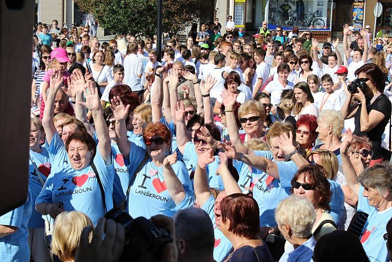 Celkem 2 101 zpěváků a zpěvaček se ve čtvrtek 1. června dopoledne na Masarykově náměstí zapojilo do zpěvu písně Rožnovské hodiny.