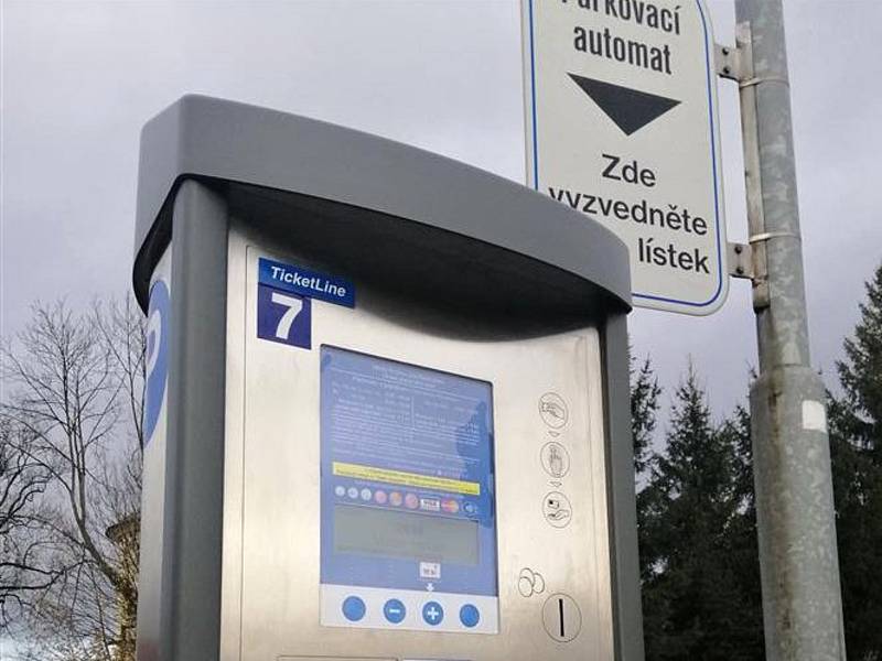 Parkovací automat s možností bezkontaktního placení v rožnovské ulici Sokolská.