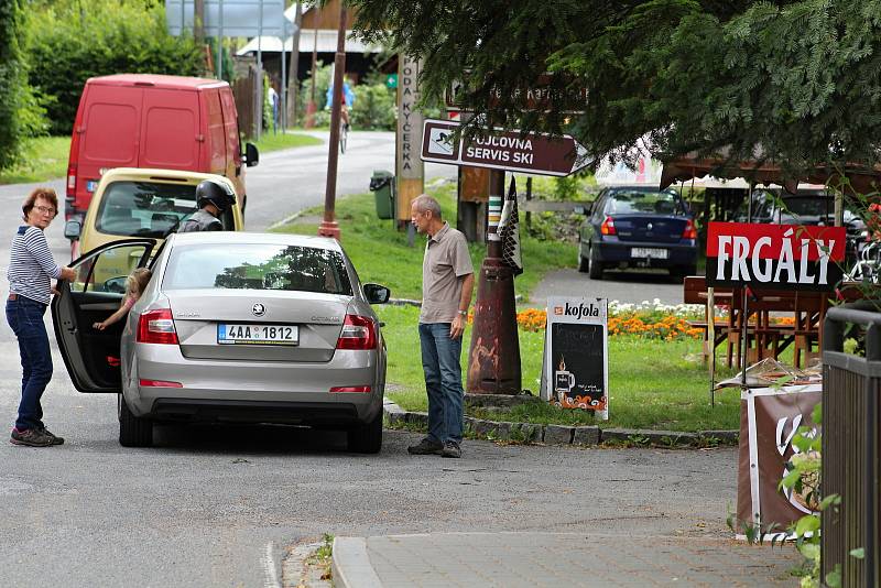 Velké Karlovice se těší velké oblibě turistů. Výjimkou nebyl ani poslední prázdninový týden roku 2020.