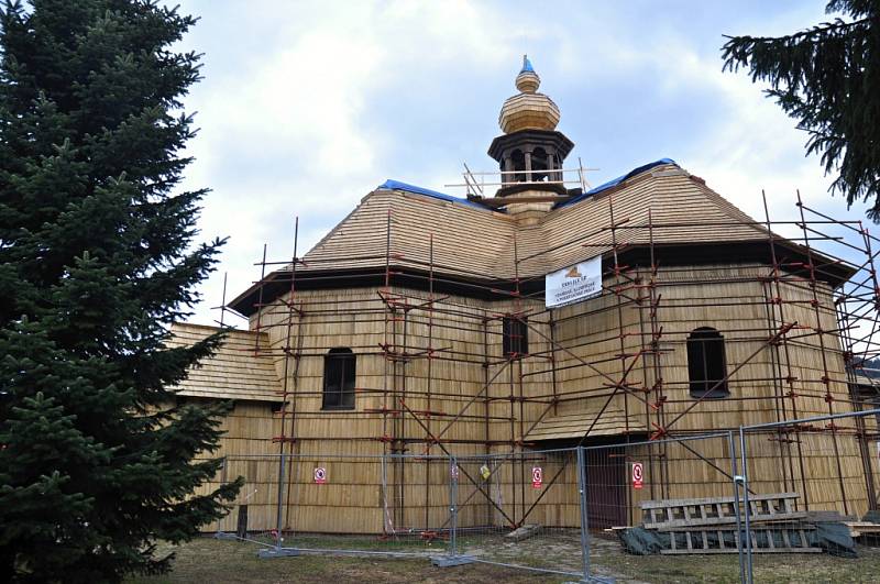 Oprava dřevěného kostela Panny Marie Sněžné postaveného ve Velkých Karlovicích v roce 1754.