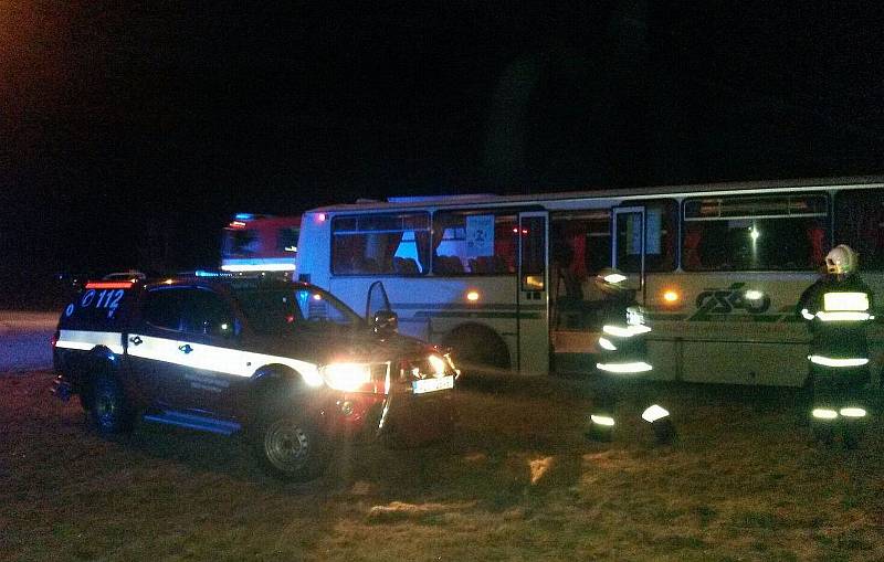 Na Vsetínsku hořel v úterý v časných ranních hodinách autobus jedoucí na trase mezi Huslenkami a Hovězí.