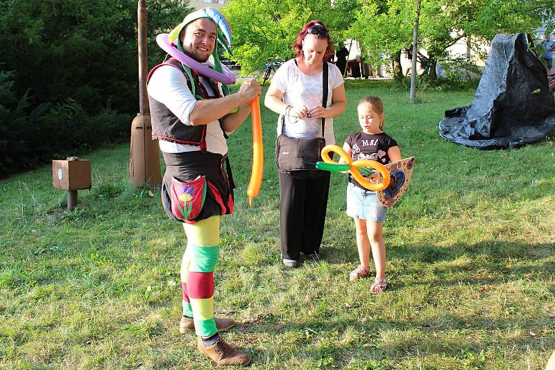 Rytíři na zámku. Skupiny historického šermu, kejklíři, tanečníci, doboví hudebníci o doprovodný program. To vše lákalo k návštěvě Vsetínského zámku a hvězdárny, kde se konal 7. ročník Templářských slavností.