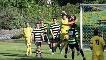 V utkání vsetínské III. třídy porazila domácí Kelč B (pruhované dresy) Leskovec 2:1. 