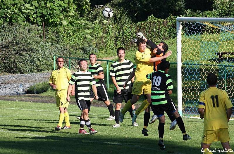 V utkání vsetínské III. třídy porazila domácí Kelč B (pruhované dresy) Leskovec 2:1. 