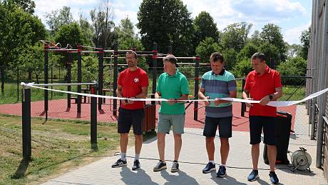 V areálu základní školy v Hovězí na Horním Vsacku otevřeli nové workoutové hřiště přístupné zdarma široké veřejnosti; červen 2022