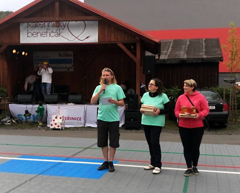 V sobotu 2. září se v za obecním úřadem v Kateřinicích uskutečnil 4. ročník Kateřinického benefičáku. Výtěžek věnovali pořadatelé nemocnému Kubíkovi.