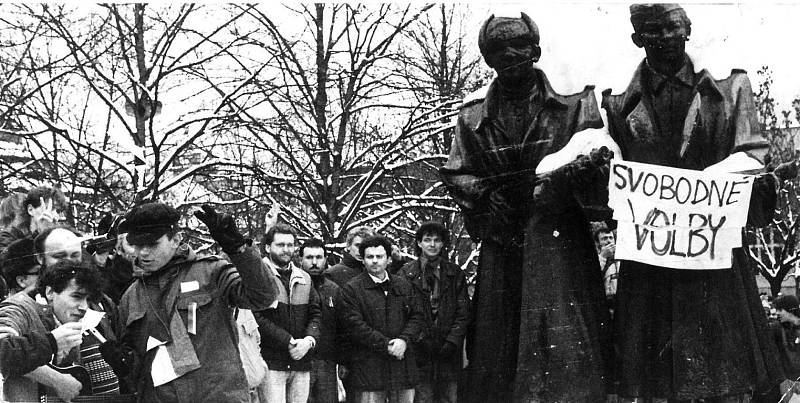 Zleva J. Adámek, Fr. Segrádo, R. Žárský ml., A. Šimara, asi p. Jordan, M. Mírný, M. Chytka. Za M. Mírným asi J. Bajza.