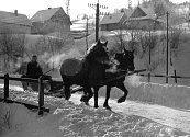 V zimě se místo vozů užívaly koňmi tažené sáně. Valašsko 60. či 70. léta 20. století.