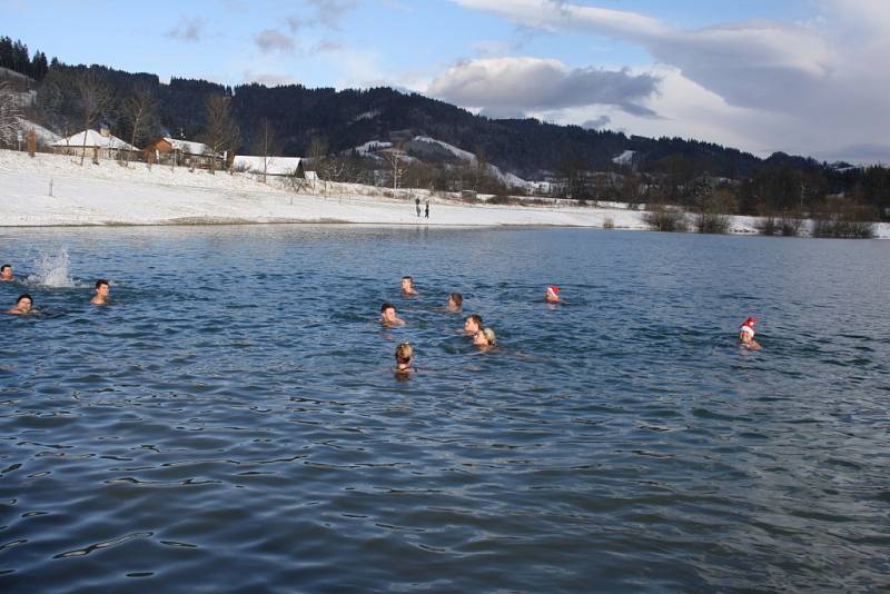 Patnáctka otužilců se na Štěpána rozhodla ponořit se do vod přírodního koupaliště Na Stanoch, teplota vzduchu nula a vody 3,4°C. 