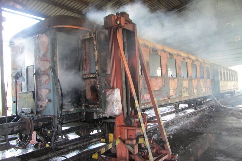 K požáru starého vagonu odstaveného na vlakovém nádraží došlo dnes odpoledne ve Valašském Meziříčí. 
