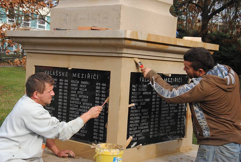 Usazování a úprava nového pomníku obětem první světové války ve Valašském Meziříčí; středa a čtvrtek 7. a 8. listopadu 2018.