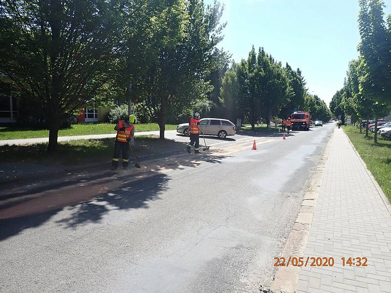 Masivní únik oleje z porouchaného stavebního stroje ve Valašském Meziříčí. 22. května 2020