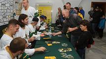 Hokejisté VHK Robe Vsetín se sešli na zámku s fanoušky. Na programu byla autogramiáda i prohlídka výstavy k 80 letům vsetínského hokeje.