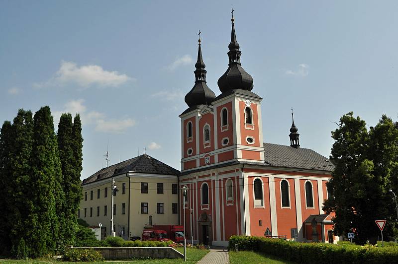 Zašová - poutní kostel Navštívení Panny Marie v Zašové a budova bývalého trinitářského kláštera