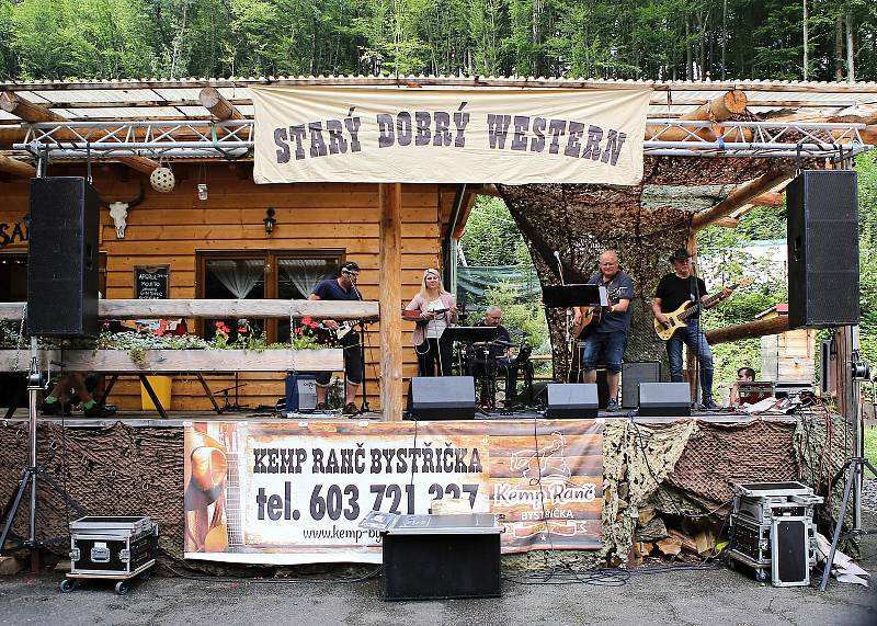 Třetí scéna festivalu Starý dobrý western na Bystřičce - přehradě v Kempu Ranč Bystřička.