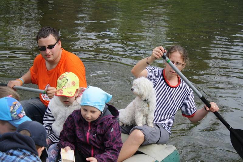 Dni Země patřil pátek 25. dubna ve Vsetíně. Zejména malé děti se mohly těšit na zvířátka, projížďku v člunu, na soutěže a řadu dalších aktivit.