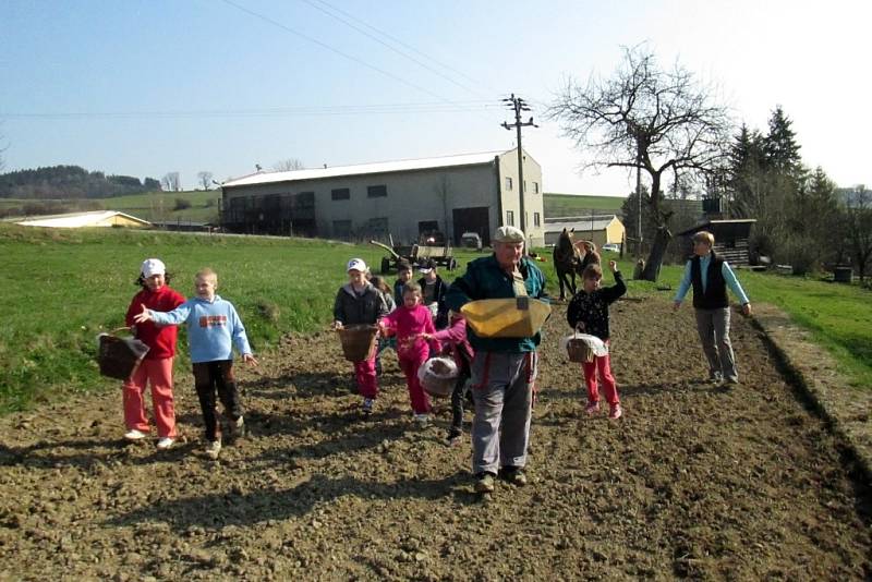 Pořad pro děti Od zrníčka ke chlebíčku začal ve Francově Lhotě tradičně setím obilí. 