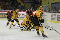 Třetí finálové utkání první hokejové ligy ovládl v Jihlavě hostující Vsetín (ve žlutém), který vede v sérii 2:1 na zápasy.