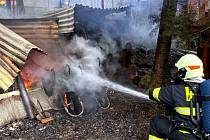 Hasiči zasahují v neděli 5. listopadu 2023 u požáru dřevníku v Karolince na Horním Vsacku.