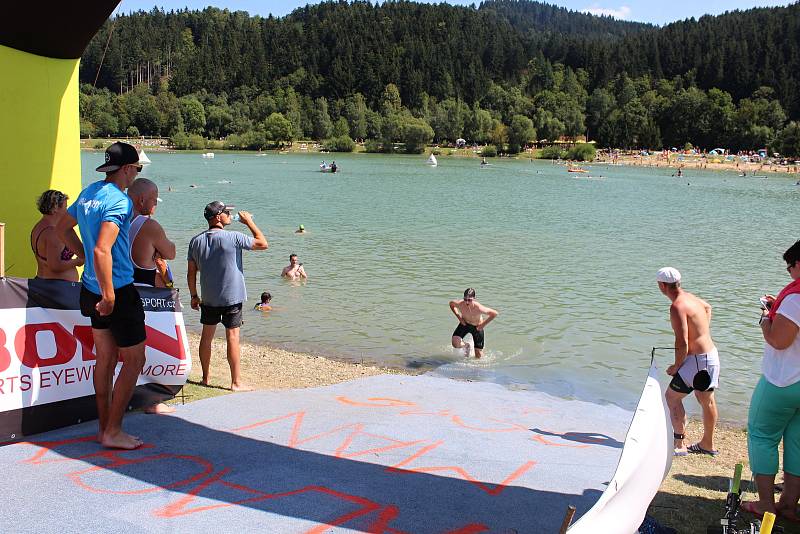 Osmý ročník triatlonového závodu Valachy Man 2018 se uskutečnil v pátek 3. srpna v Novém Hrozenkově u vodní nádrže Balaton. Na snímcích start hlavního závodu.