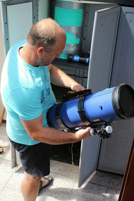 Vlastimil Musil z Ratiboře se zabývá astrofotografií. Získal Cenu Jindřicha Zemana za astrofotografii roku 2014. Malou observatoř s vybavením má na balkoně svého domu.