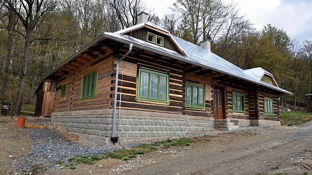 Hájovna z Valašské Bystřice je jedním ze největších objektů v budovaném novém areálu Kolibiska ve Valašském muzeu v přírodě v Rožnově pod Radhoštěm; duben 2022