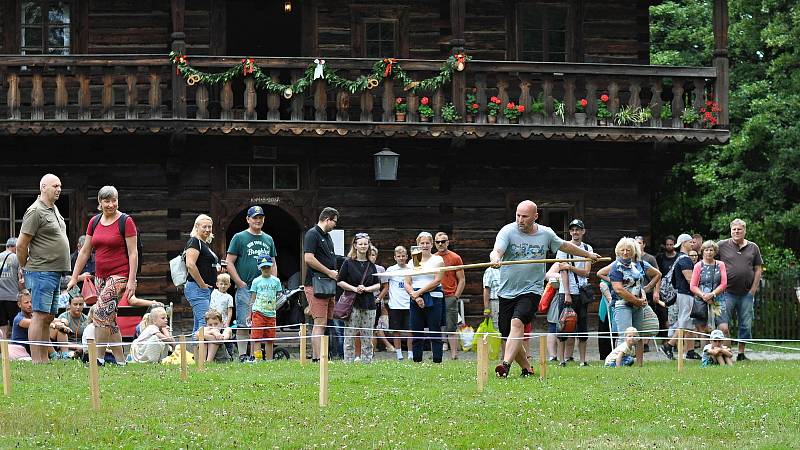 Valašské muzeum v přírodě v Rožnově pod Radhoštěm hostilo v sobotu 16. července 2022 dvacátý sedmý ročník Pekařské soboty. Součástí byl návštěvnický trojboj v netradičních disciplínách.