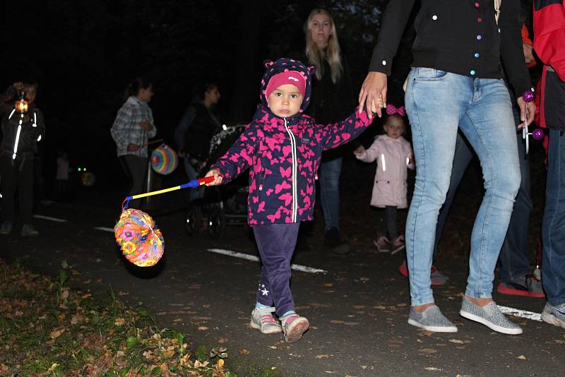 V pátek 29. září 2017 se v Rožnově pod Radhoštěm uskutečnila tradiční akce pro děti Podzimní putování s broučky. Symbolickou cestou Karafiátových Broučků se vydalo na patnáct set návštěvníků. Lampionovým průvodem putovali od hudebního altánu v městském pa