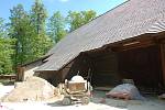 Plánovaná odstávka Janíkovy stodoly ve skanzenu v Rožnově pod Radhoštěm nejspíš skončí o tři měsíce dříve, než bylo plánováno. Zřejmě ji tedy bude možné využít pro kulturní programy ještě v letošní sezoně.