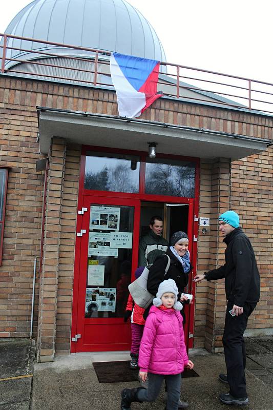 Volili pod hvězdami. Na méně tradičním místě volila část obyvatel Valašského Meziříčí. Své hlasy pro nového prezidenta odevzdávali do hlasovací schránky v místní hvězdárně.