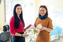 Knihovnice Romana Kurišová (vlevo) a Magda Goláňová přišly číst pacientům ve Vsetínské nemocnici; březen 2023