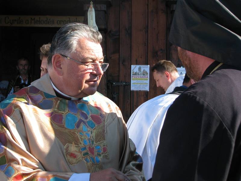 Kardinál Dominik Duka sloužil mši na Radhošti. Jeho slovům naslouchaly tisíce poutníků. 