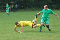 Fotbalisté Kladerub (žluté dresy) doma prohráli s vedoucí Jarcovou 1:2.