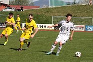 Fotbalisté Valašského Meziříčí (bílé dresy) o víkendu prohráli se Šumperkem 1:2.