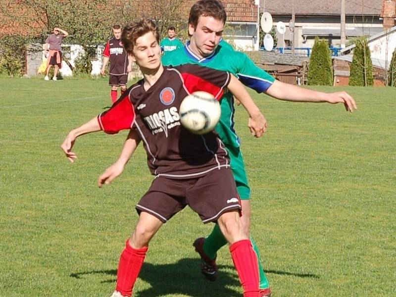 Fotbalisté Krhové (tmavější dresy) doma porazili Lužnou 4:1.