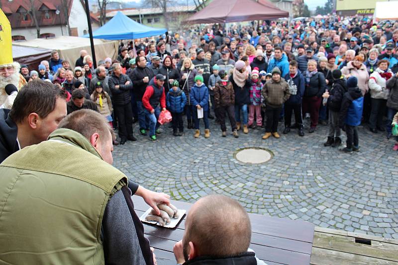 Tradičním Kateřinským jarmarkem ožila v sobotu 25. listopadu 2017 vesnice Hovězí na Horním Vsacku. Na návštěvníky čekaly prodejní stánky s jarmarečním zbožím, bohaté občerstvení, hudební doprovod, ale také soutěž v pojídání jitrnic nebo výstava zvonků Zaz