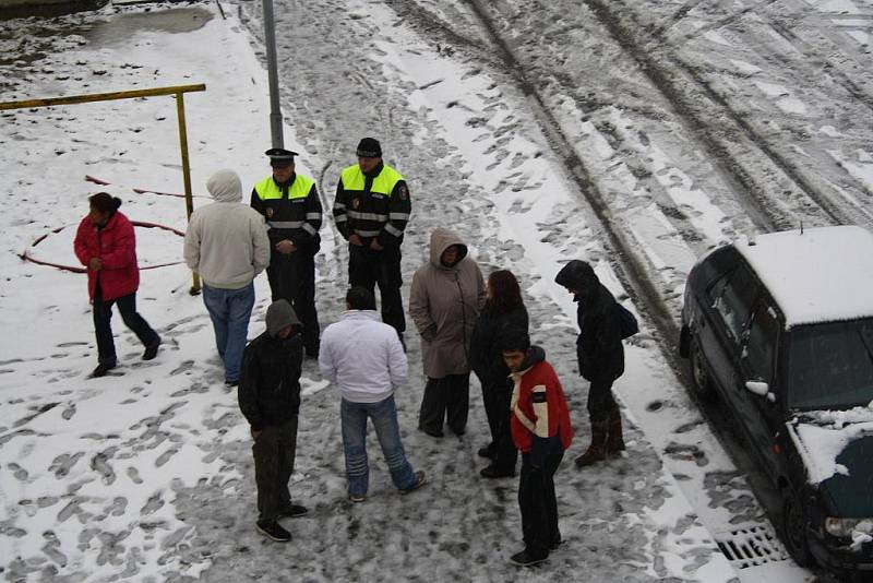 Byty připravené k opuštění mělo předávat dvanáct neplatících romských rodin. Většina však odjela do Anglie, byty tedy úředníkům předávaly jejich příbuzní.