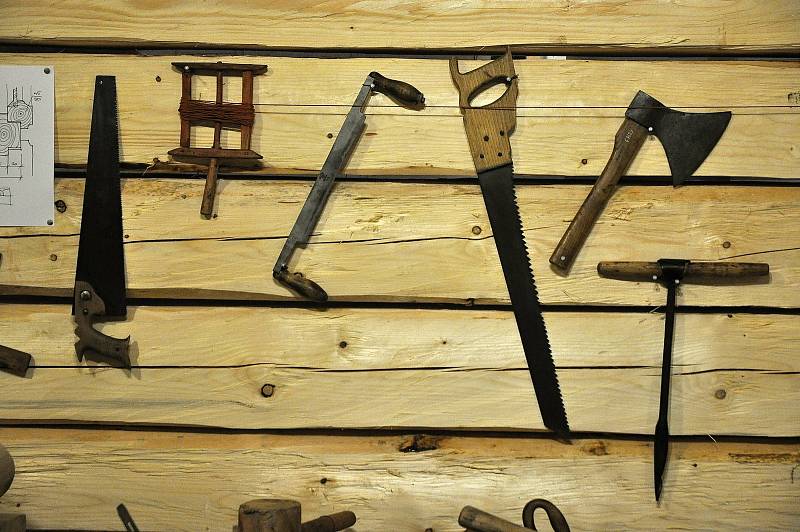 Tesařské nástroje používané při obnově vyhořelé chaty Libušín na Pustevnách cestou takzvané vědecké rekonstrukce; Valašské muzeum v přírodě v Rožnově, Sušák, 1. patro, srpen 2020