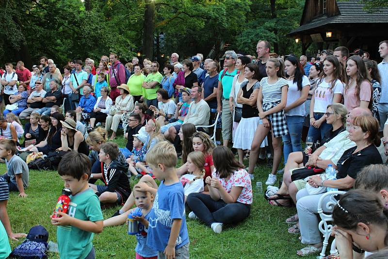 Součástí programu Mezinárodního folklorního festivalu Rožnovské slavnosti byly také Valašské hry. O první místo bojovalo v několika disciplínách osm folklorních souborů.