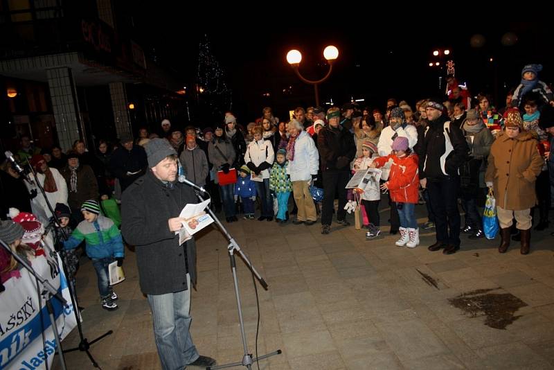 K celorepublikové akci Česko zpívá koledy se přidali i ve Vsetíně, zpívalo se před Domem kultury.