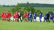 V utkání vsetínské IV. třídy Loučka (červené dresy) porazila Krhovou B 1:0. 